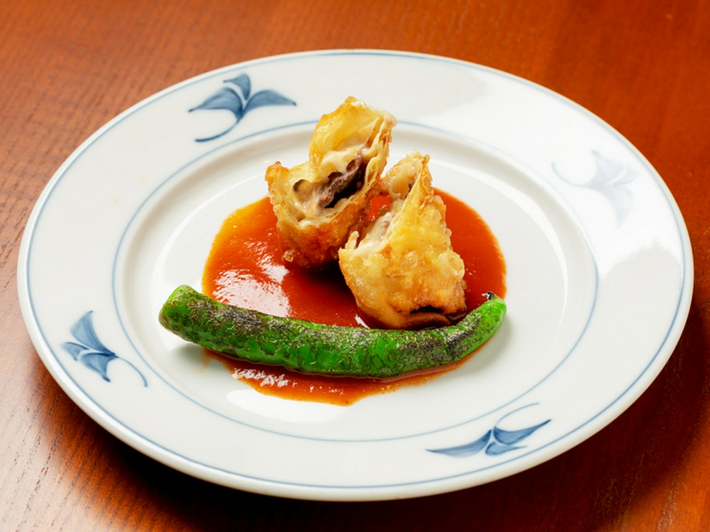 ボイルタンとベシャメルソースの湯葉包み揚げトマトソース　伏見甘唐辛子添え