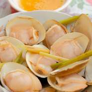 蒸す時にレモングラスを一緒に入れて、香りづけをしたベトナムではポピュラーな料理。身のついているほうの殻でタレを掬って、直接かぶりついて食べると、貝のスープを余すところなく食べられておすすめです。