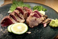 おまかせ高知満足コース(当日OK!!2名様から ) 3300円 ※お料理のみ

地物(高知)の代表食材を使った、県外から来られた方に是非食べて頂きたいオススメ料理を店主おまかせでお出しします。鰹、四万十鶏、青さ海苔等…