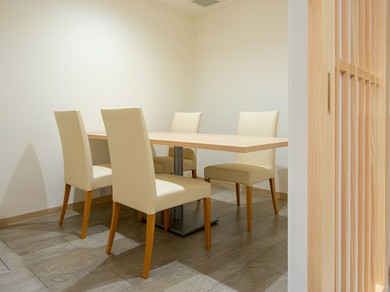 お食事からご接待にまで最適な、ゆったりと寛げる個室