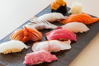 旬のネタを存分使った大変お得な”おまかせ鮨”です。
六貫 2900円(税込3190）
八貫 3600円(税込3960)
十貫 4300円(税込4730)
追加もお気軽にお申し付けくださいませ。また苦手な食材もお声掛けください・・・

