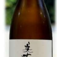 「日本酒度+10」の超辛口の純米酒。
軽い口当たりで上品な旨味は程よく膨らみ、適度な酸味がある為、爽快な後味と鋭いキレが楽しめます。