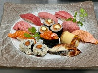 お刺身と鮨に黒潮本まぐろを、デザートに板長手作りの極わらびもちを楽しめる、美味満載のコースです。