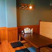 間仕切りで半個室のように楽しめる掘りごたつ席。ゆったりと足を伸ばして美味しい料理を楽しめるとあって、女性の方を中心に人気です。　お子様連れの場合は座敷席への変形も可能ですので、お気軽にご相談ください。