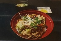 ご飯、お味噌汁、小鉢、お漬物付き