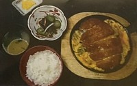 ご飯、お味噌汁、小鉢、お漬物付き