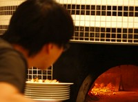 薪を使って石窯でじっくり焼かれる事で、遠赤外線の効果も伴い、肉本来の旨味を閉じ込めた仕上がりに…
牛、鶏、豚、仔羊など様々なお肉料理もお出ししておりますので、是非 ご賞味ください。