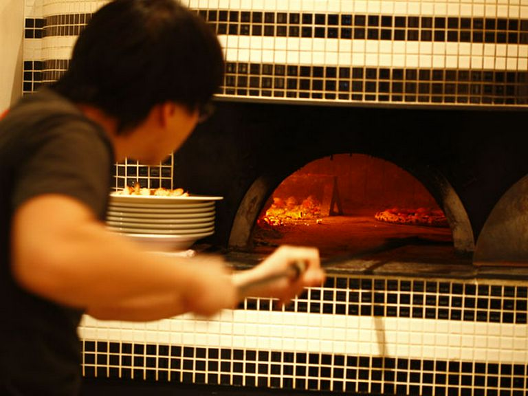 石窯で焼かれた、本場ナポリピッツァもお楽しみ頂けます。