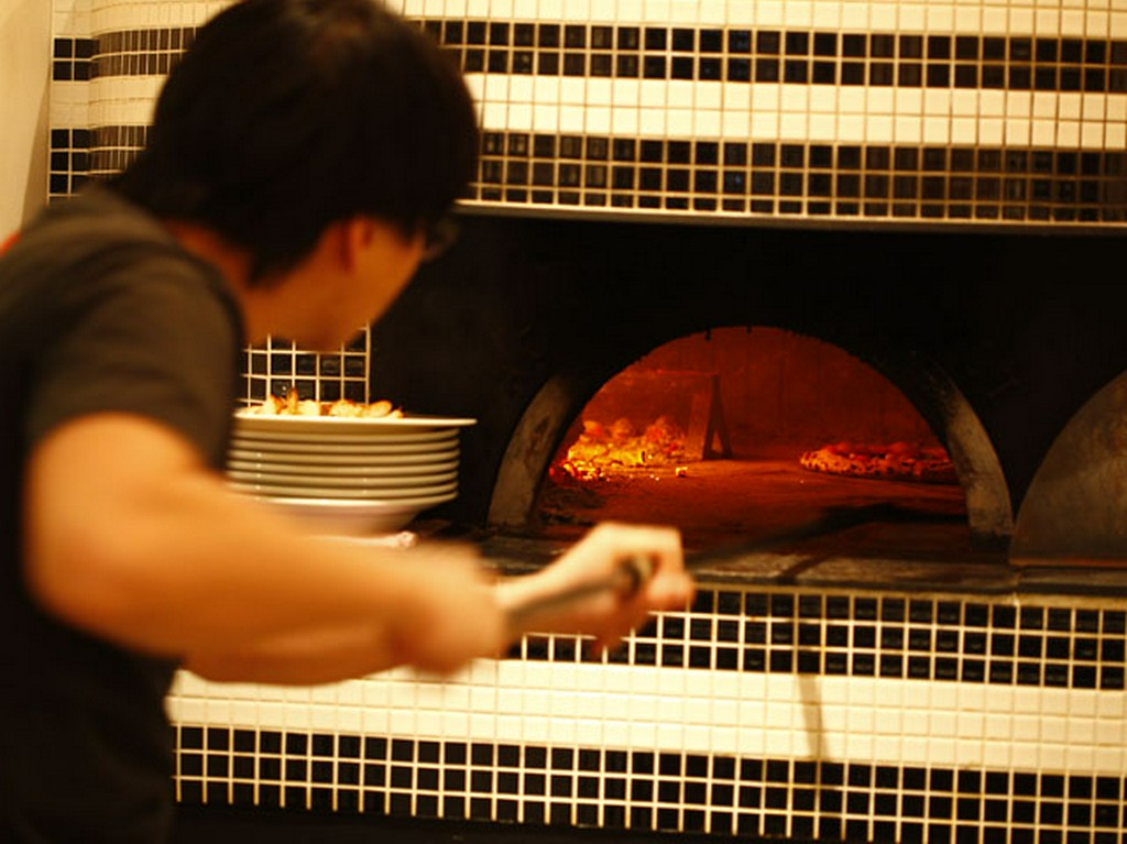 石窯で焼かれた、本場ナポリピッツァもお楽しみ頂けます。
