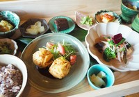 [献立内容例]
・メイン料理1種
・和物
・お浸し
・煮物
・香物
・酢物
・茶碗蒸し
・お味噌汁
・ごはん
・焼き菓子 & 気まぐれデザート