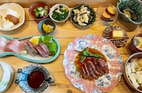[献立内容例]
・メイン料理2種
・和え物
・お浸し
・煮物
・香物
・酢物
・茶碗蒸し
・味噌汁
・ごはん
・焼き菓子 & 気まぐれデザート
