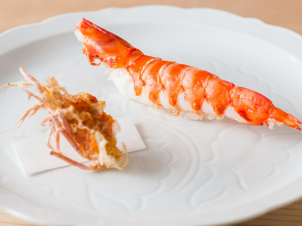 末広の形に握る細身のシャリで、目にも美しい逸品を