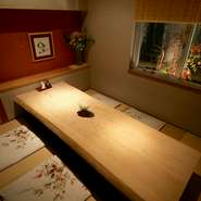 大切な接待や家族での食事会にもぴったりな掘りごたつ式の個室。季節の草花がしつらわれた趣きのある空間で、ゆっくりと食事やお酒を愉しむことができます。2名～6名（最大8名）まで利用可能。