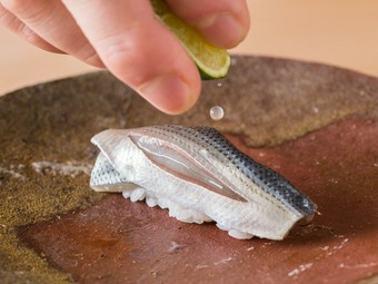 その日一番の季節の旬な握りを
ご提供いたします。
※季節により内容は変動がございます。ご了承ください。