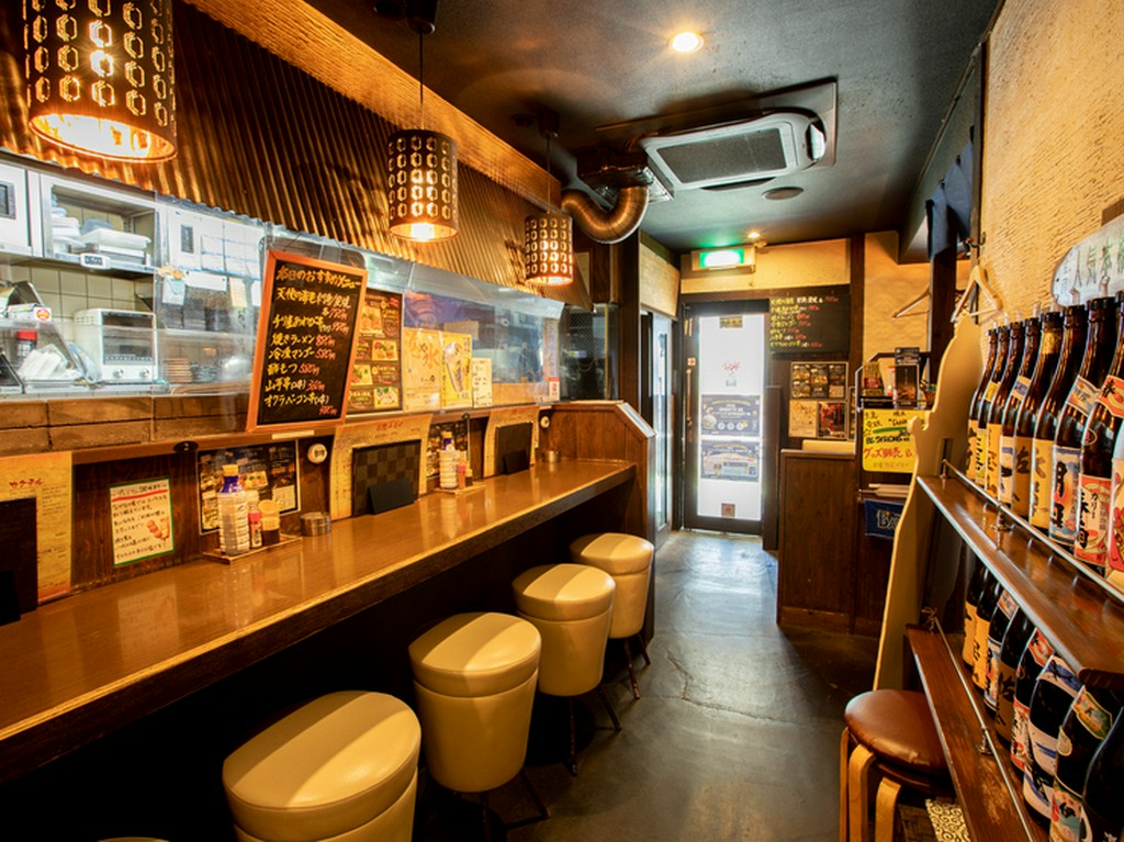 座敷席や調理場の活気を感じながら過ごすことができるカウンター