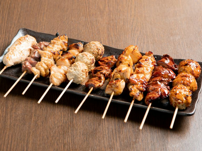肉の旨味とジューシーさをダイレクトに楽しめる『串焼おまかせセット　10本』