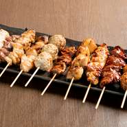 新鮮な国産鶏を、備長炭で一串一串時間をかけて焼き上げてあります。色々な部分を楽しみたい時にオーダーするのがおすすめ。自家製タレと沖縄の琉球塩、そして絶妙な焼き加減で、肉の旨味が引き出されています。
