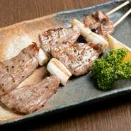 希少な葉山牛を使った串焼。肉が持つ旨味や甘さをシンプルに楽しめる一品です。