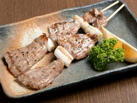 希少な葉山牛を使った串焼。肉が持つ旨味や甘さをシンプルに楽しめる一品です。
