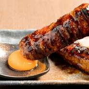 鶏ひき肉を生の状態で串に巻きつけ、備長炭でじっくりと焼き上げて少し辛めの自家製タレで仕上げられた、柔らかな食感のつくね。そのままでも美味しく食べられますが、添えられた卵黄を絡めればまろやかな風味に。