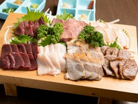 会津産馬刺（赤身）・タン・生ハム・コウネ（タテガミ）・葉山牛あぶり・合鴨のスモーク、ローストポーク