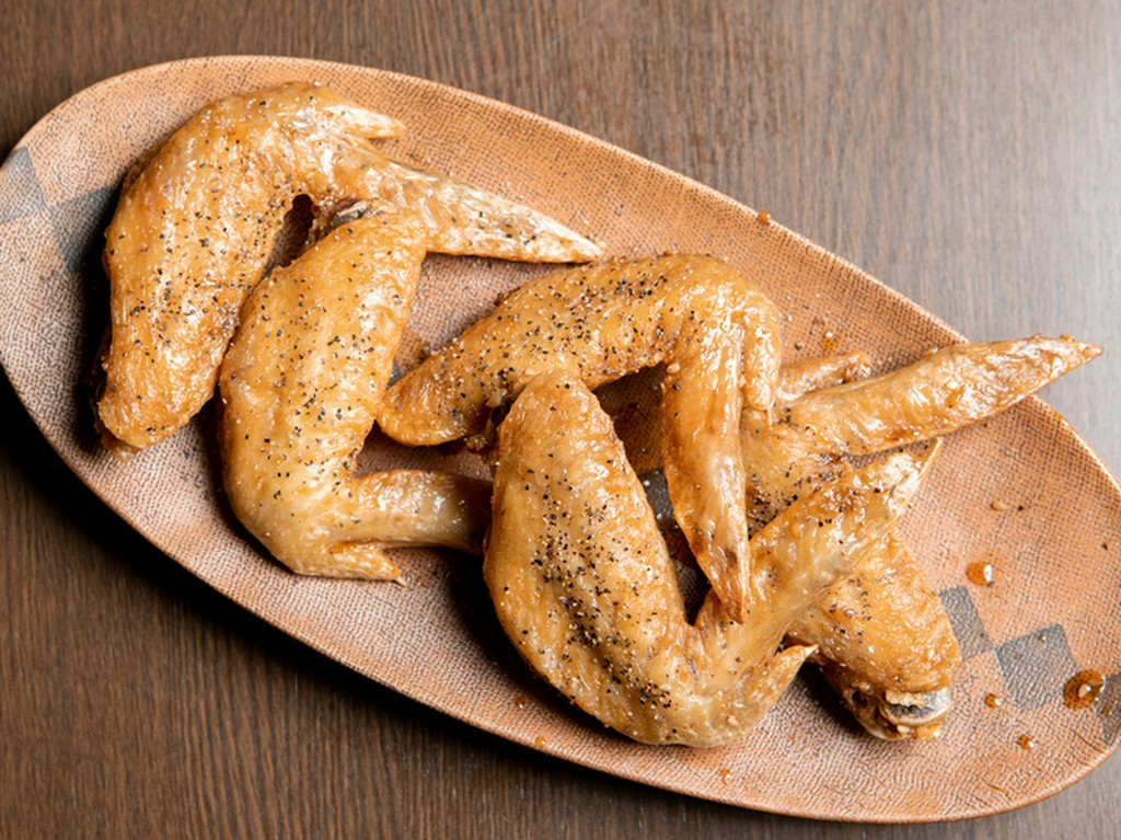 黒胡椒のスパイシーな風味が自家製タレと絶妙にマッチした『手羽の黒胡椒揚げ（5ケ）』