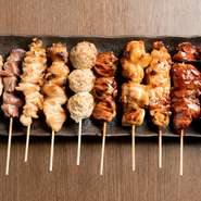 自慢の串焼をはじめ、提供される料理はどれもボリューム満点。しっかり食べたい人も満足できる料理が揃っています。肉にこだわりのあるオーナーだからこそ実現した、リーズナブルな価格も魅力です。