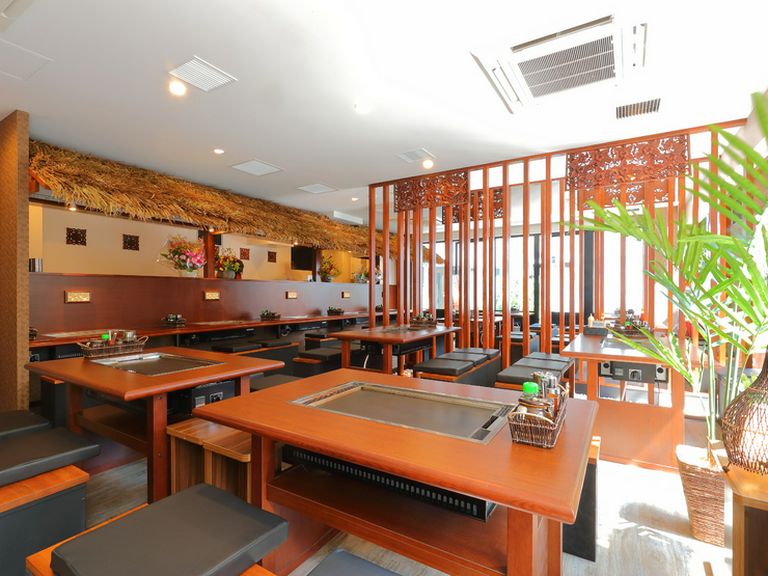 異国情緒を感じる店内で料理を味わう、つかのまの旅行気分
