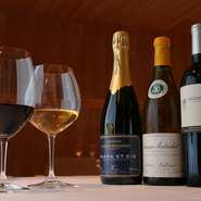 フランスのワインを中心に、120種類ほど取り揃え。ペアリングも提案してくれるので、気軽に相談してみては。オリジナルラベルのシャンパーニュや、ここでしか味わえない一杯も用意しています。
