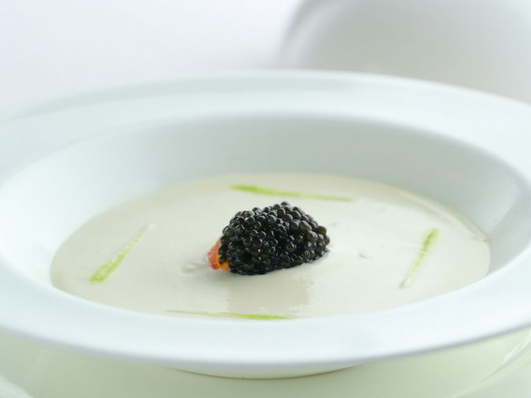 滋味深い味わいの『オマール海老のコンソメゼリーとカリフラワーのムース キャビア添え』