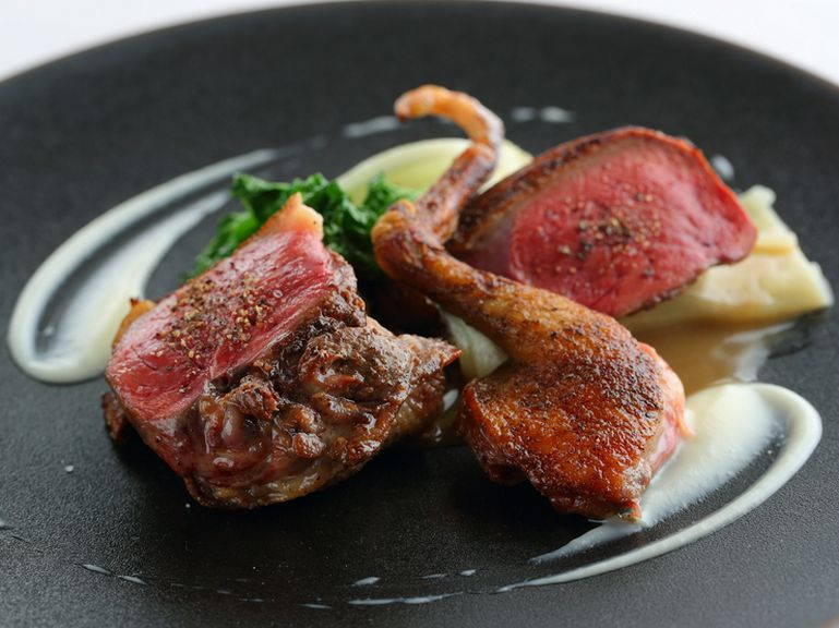 濃厚な美味しさを楽しむ『フランス産小鳩の網焼き 内臓のラビオリ敷き』