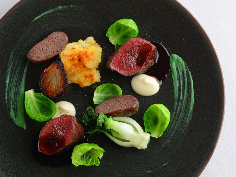 肉汁が溢れる『鹿もも肉のステーキと自家製ソーセージ 赤ワインソース』