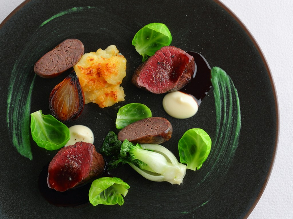 肉汁が溢れる『鹿もも肉のステーキと自家製ソーセージ　赤ワインソース』