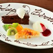 コースのデザートをメッセージプレートに変更できます。お誕生日や記念日など特別な日のお祝いなどに利用して、サプライズ！　思い出に残るひとときを演出できます。
