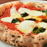 イタリアから輸入した粉を使って、ピッツァ職人が毎日、手づくりした生地を、薪釜で焼き上げます。フレッシュチーズ、トマトとバジルが香ります。シンプルだからこそ、ピザ生地のおいしさが味わえます。