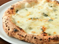 ゴルゴンゾーラ、タレッジォ、モッツアレラ、パルミジャーの4種のチーズ