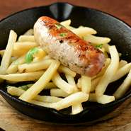 挽肉を使わずに、手切りにした豚肉を使用。不揃いに荒く刻むことで、肉の食感と、旨みが味わえます。使用する脂や香辛料のバランスなど、試作を重ねてつくり上げられた一品です。