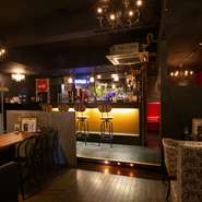 カウンター、テーブル、ソファなど、席により異なる雰囲気を醸すオシャレな空間。静かに飲みたい時、友人と語りたい時、カップルで楽しみたい時、女子会で盛り上がりたい時など、様々なシーンに寄り添います。