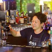 気さくな人柄のオーナーの今井氏との会話を楽しみに訪れる常連も多数。「今日は暑かった！スカッとするやつお願い」という、フランクなオーダーでも臨機応変に対応してくれる、大人同士の心が通う交流があります。