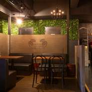 カフェブース、VIPルーム、バーカウンター、カップルシートと、4つのタイプの席を用意。6名以上の女子会なら、VIPルームを貸し切って楽しむ『貸し切り女子会プラン　スパークリングつき』が断然オススメです。