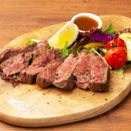 肉の旨味があふれ出す「牛さがり」を味わう一品。特製ソースの香味が肉と相性抜群です。次から次へと食べすすめたくなる濃厚な味わいと食べ応え。焼肉店での修業経験もあるオーナーならではの厳選肉を堪能できます。