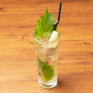 ダイニングバー時代の経験を活かしてオーナーがつくった、オリジナルカクテル。ほんのり甘酸っぱい梅酒とシソの香りが爽やかな一杯です。甘すぎず強すぎないモヒートなので、お酒が得意ではない女性からも好評です。