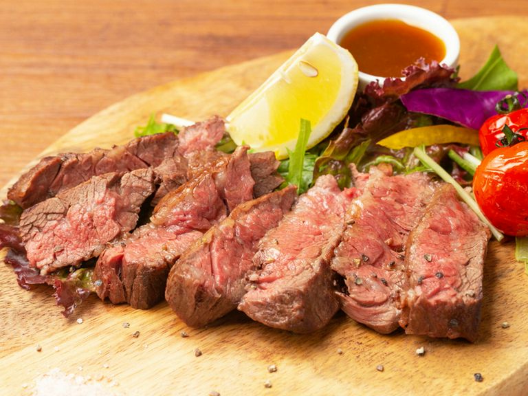 レア感残るしっとりとした濃厚な食べ応え『牛さがりのグリル』