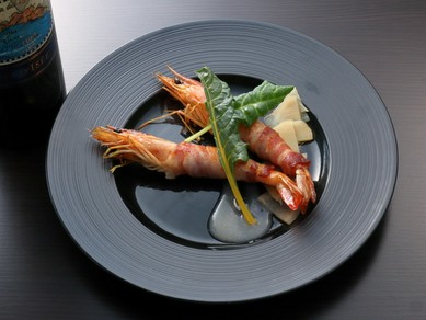 海老の旨みを逃すことなく、食感も楽しめる『海老のポワレ 桃のソース』