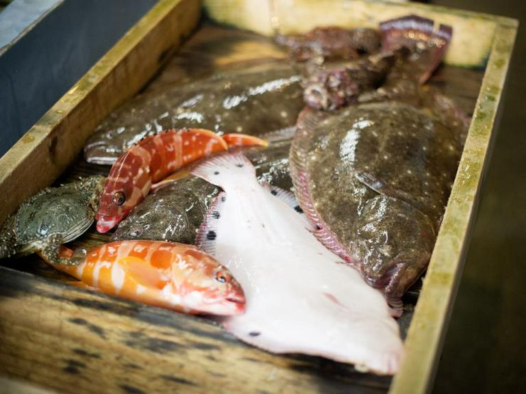 近海で獲れた魚介や長野県産食材など、地産地消の厳選素材