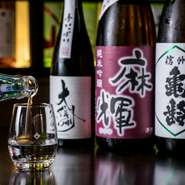 美味しく飲めるよう、冷蔵管理で品質維持された日本酒の数々。定番の名酒はもちろん、季節ごとの限定酒や出回ることが少ない美酒にもありつけます。四季折々の肴をいただきながら、静かに酔いしれることができます。