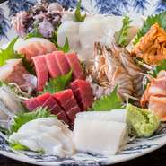 厳選して仕入れた「新鮮な魚介」の盛り合わせ。プラス料金でオコゼをつけることもできるのだとか。旬のものをあしらっているので、訪れる度に異なる味わいに出会えるハズです。※画像は4人前です