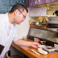 ゲストの食べるスピード、利用シーン、好みのスタイルに合わせて料理を出すタイミングを考慮。快適な時間を過ごせるよう、細かいところにまで気を配り、ワンランク上のサービスでもてなしてくれます。