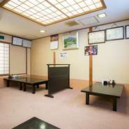 最大20名まで入れる小上がりの部屋。人数に合わせて机を動かしてくれるので、小～中規模の宴会にもおすすめです。値段に合わせて選べるコースもあり、酒の持ち込みもできるので、思い思いに過ごせます。