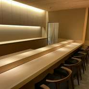 店主の穏やかで温かな人柄が滲み出る和みの空間。寿司職人としての技術の高さもさることながら、ゲストの心をほぐす柔らかなおもてなしも「プロ」の精神を感じます。初めてのカウンター寿司に選んでほしい一軒です。